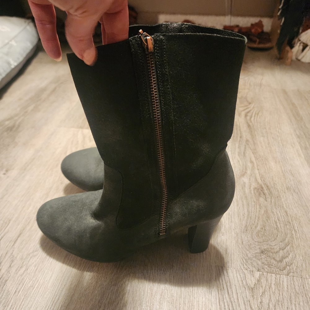 Elegant Black Heeled Boots